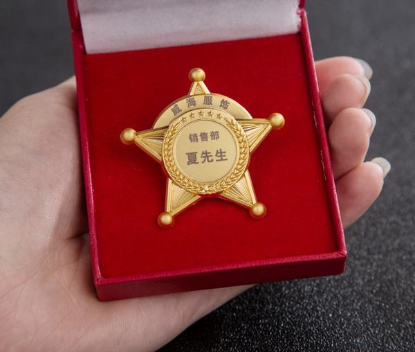 在單位服務(wù)崗滿三年五年十年以上的優(yōu)秀員送什么紀(jì)念品好？